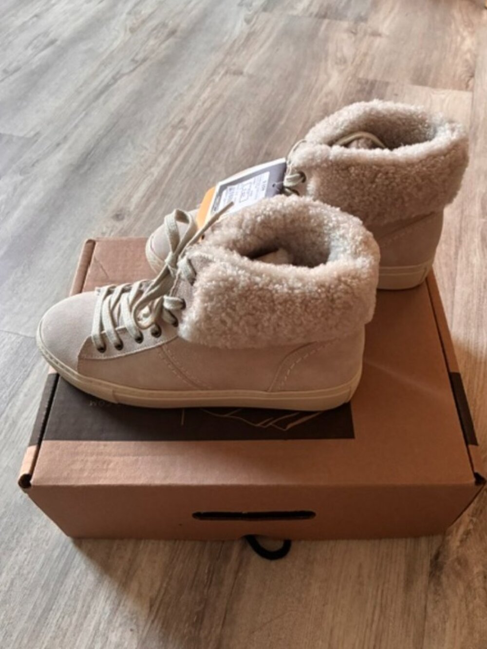Overland Asha Shearling-Lined Water-Resistant Leather Sneakers - Size 9 - NWT - Picture 6 of 10